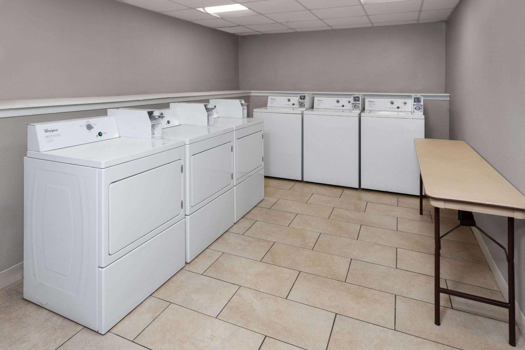 Super 8 By Wyndham Baltimore Northwest Εξωτερικό φωτογραφία
